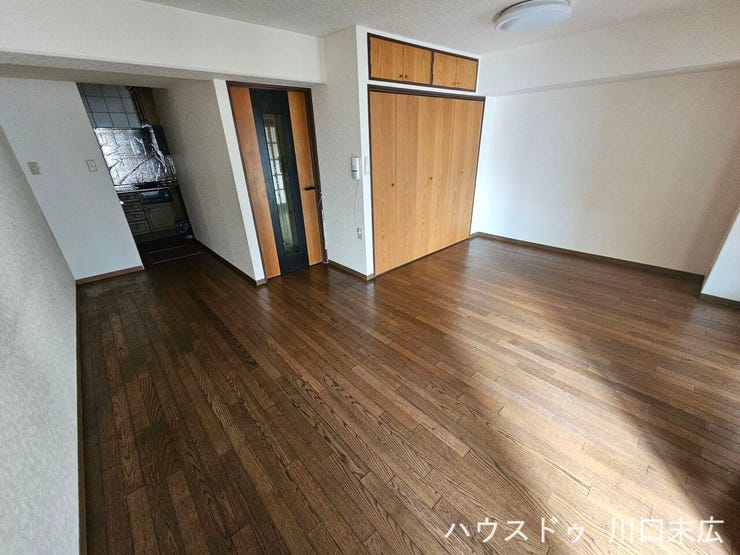 大型の収納設備を備え、すっきりとした居住空間を維持しやすい設計です。フローリングの質感が美しく、お好みのインテリアで自分好みの空間を創り上げることができます。