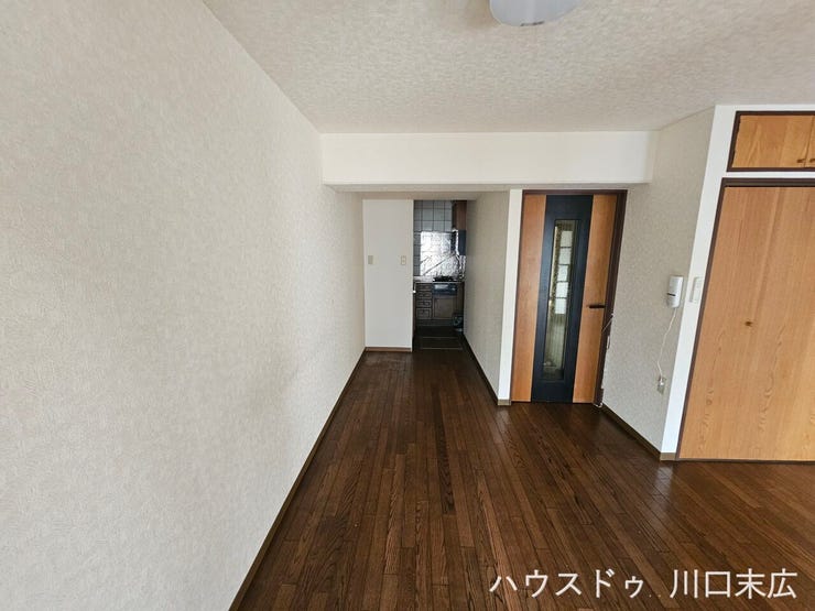 各設備へのアクセスがスムーズな動線を確保したリビングスペースです。シンプルな内装デザインが、多様なインテリアスタイルに調和し、快適な日常をサポートします。