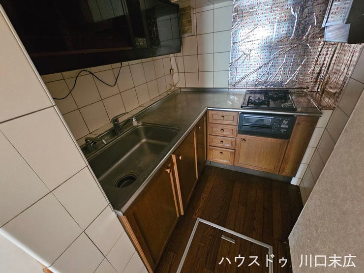 収納力のあるキャビネットを備えたシステムキッチンです。調理器具や食器をすっきりと整理でき、効率的な家事動線をサポートする使い勝手の良い設計が魅力です。