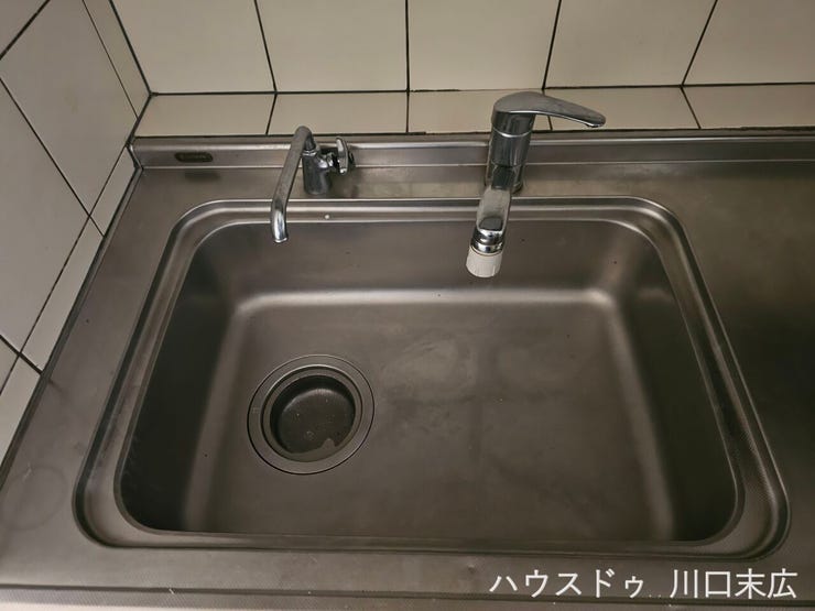 ゆとりのあるサイズのシンクを備え、大きめの鍋や食器洗いも快適に行えます。日々の料理や後片付けをスムーズにこなせる、機能性に優れたキッチン設備です。