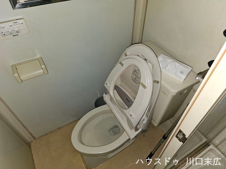 快適な使用感をサポートする温水洗浄便座を搭載しています。清潔感のある落ち着いたトーンで統一され、毎日の生活に欠かせないプライベート空間を整えています。