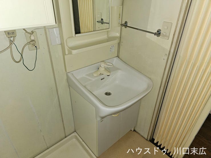 鏡周りに収納スペースを備えた洗面化粧台です。歯ブラシやスキンケア用品などの洗面小物をすっきりと整理でき、朝の身支度もスムーズに行える機能的な設備です。