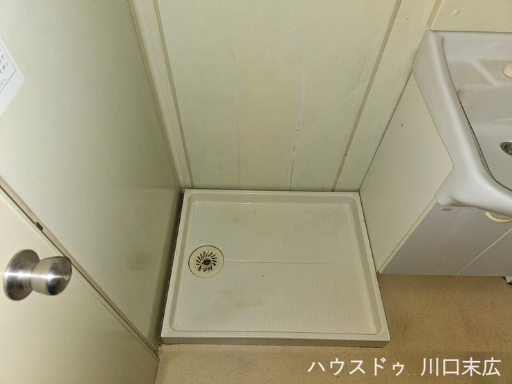 水漏れのリスクを軽減する防水パンを備えた洗濯機置場です。水回りの設備をまとめて配置することで、家事の効率化を図り、日々の洗濯作業をサポートします。