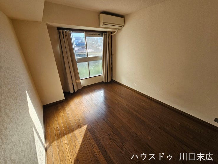 独立性を保ちながら、自分らしい空間作りを楽しめる洋室です。フローリング仕様のためお手入れがしやすく、清潔で快適なパーソナルスペースを維持できます。