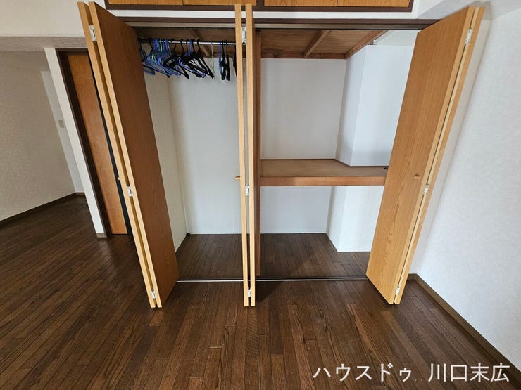 衣類をシワなく保管できるハンガーパイプと、寝具や季節用品の整理に便利な棚板を備えた大容量の収納設備です。空間を有効に活用し、快適な住環境を実現します。