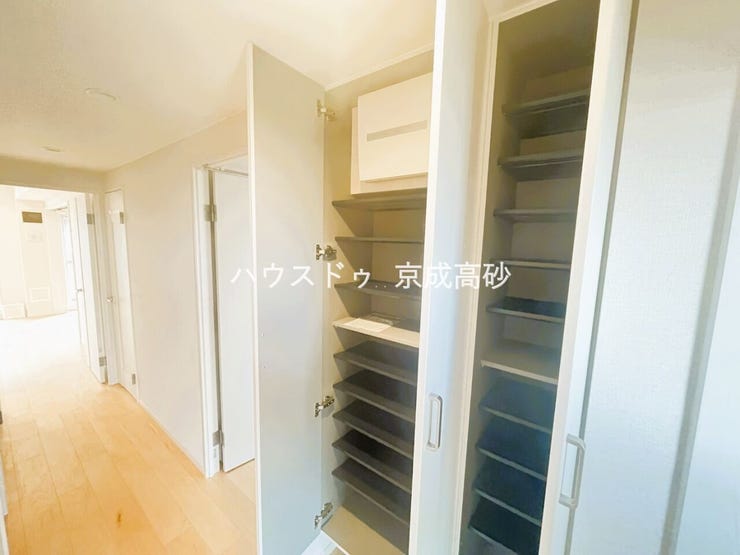 大型の下駄箱収納でお気に入りの靴もたっぷり収納できますね!