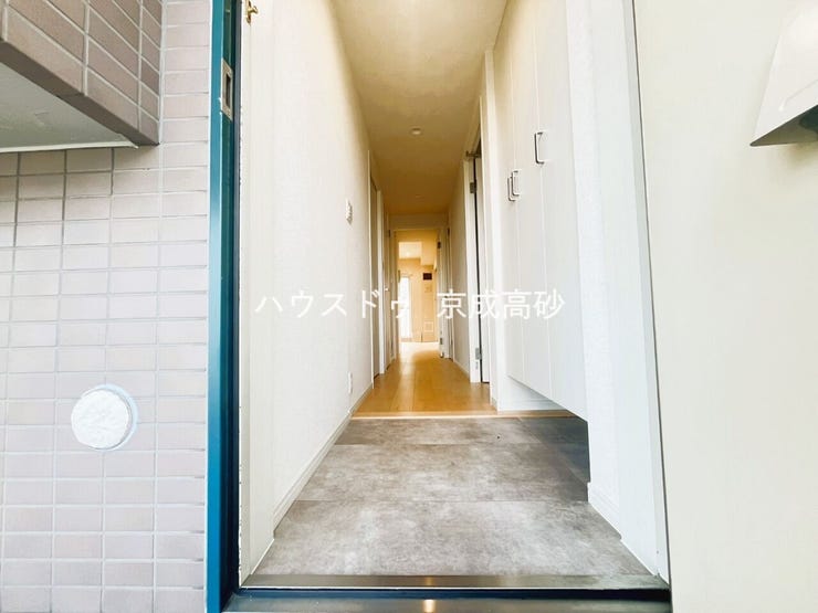 上質感漂う玄関です♪居住者の帰り、訪れる方を優しく迎える・安らぎに満ちた生活空間を予感させるようなその佇まいが魅力的ですね。「行ってらっしゃい」「おかえりなさい」が溢れるような明るい空間です☆