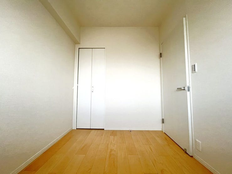 暮らし心地を大きく左右する収納をしっかり確保した使い勝手のいいお部屋です。潔感と心が落ち着くホワイトの壁紙。毎日の生活を少しでも快適に過ごして頂ける様、飽きのこない明るい雰囲気を大切にいたしました。