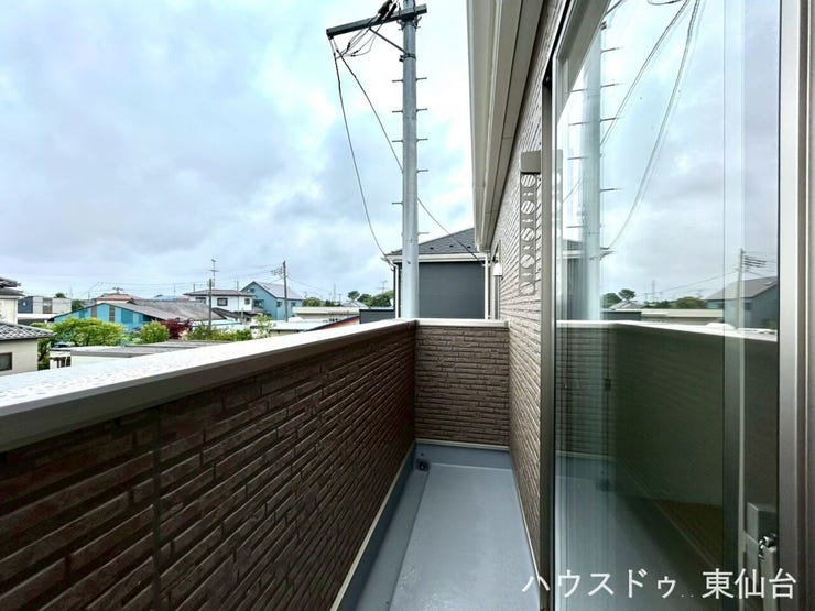 毎日の洗濯がしやすい、明るく使い勝手の良いバルコニーです。