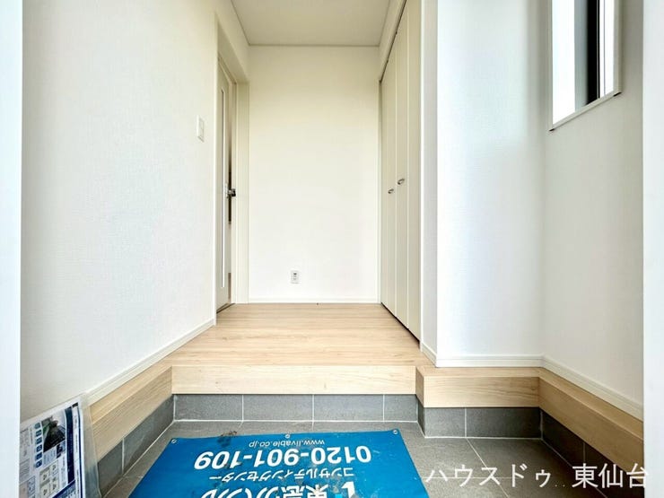 自然光が差し込む、気持ちのいいエントランス空間