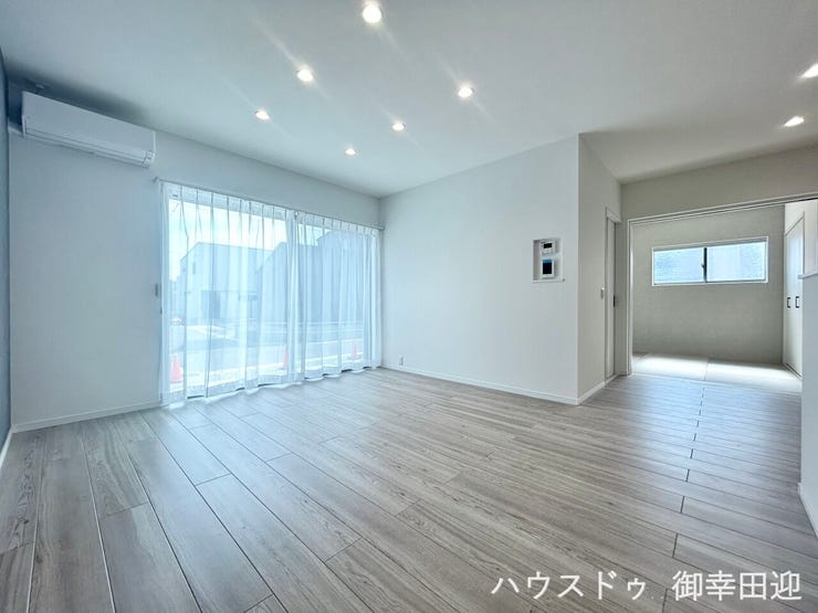 ■安らぎと笑顔の中心地■陽光が優しく降り注ぎ、会話が自然と弾む。ここでは、毎日が特別な時間へと変わります。