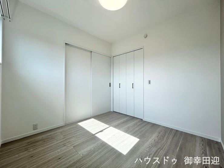 ■2階4.5帖洋室①■寝室、書斎、趣味の部屋。家族の成長やライフスタイルに合わせ、様々な使い方ができる快適な空間です。