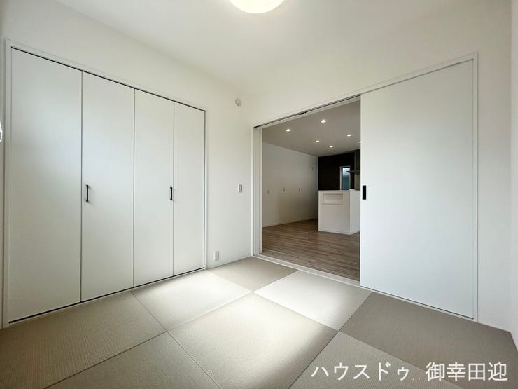 ■1階4.5帖和室■ゲストをもてなし、昼寝や家事にも使える、畳のぬくもりが心地よい多目的万能スペース。