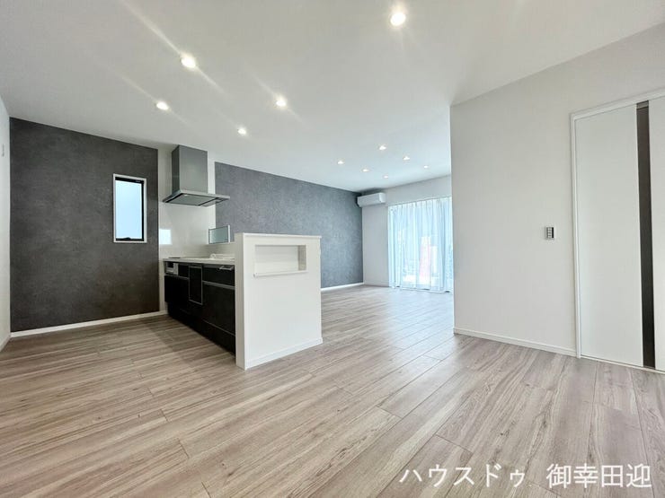 ■安らぎと笑顔の中心地■陽光が優しく降り注ぎ、会話が自然と弾む。ここでは、毎日が特別な時間へと変わります。