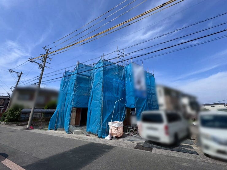 土地の境界がはっきりとしており、隣地との距離感も把握しやすい状態です!平坦な土地なので、小さなお子様がいても安心。基礎工事から完成まで、着実な歩みを確認できます♪