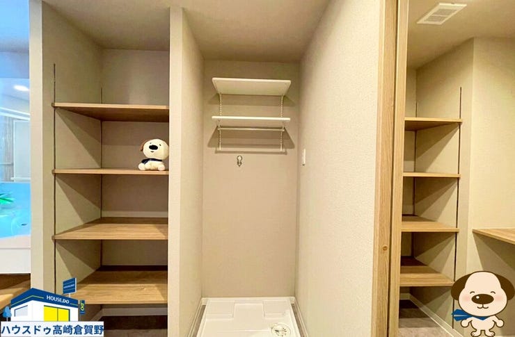 棚付き収納を備えた洗面所♪タオルや洗剤などをすっきり整理できそうです。