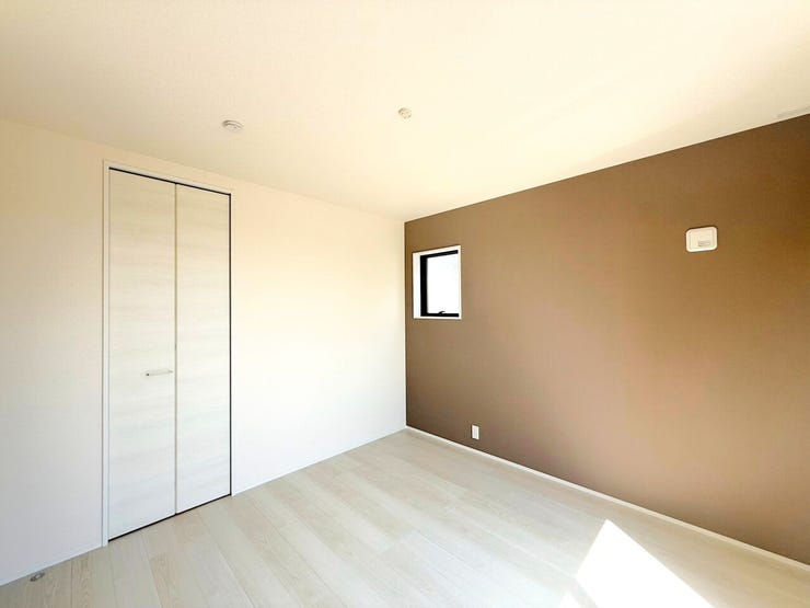 【洋室】
部屋の広さが適度なため、家具の配置やインテリアデザインがしやすく、狭すぎず広すぎない居心地の良い空間を作れます。
さらに収納が豊富な間取りで部屋が散らかりにくく、掃除や片付けが楽に♪