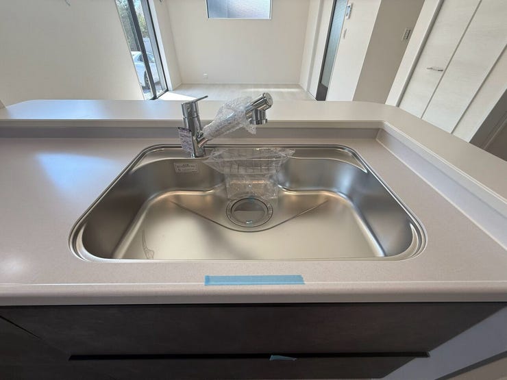 【いつでも安心でおいしい水を「浄水器付きシンク」】
水栓一体型の浄水器で、料理や飲料水にいつでも安心・安全なお水を使えます。
野菜洗いにも気兼ねなく使え、毎日の食卓を美味しく健康的にサポート。