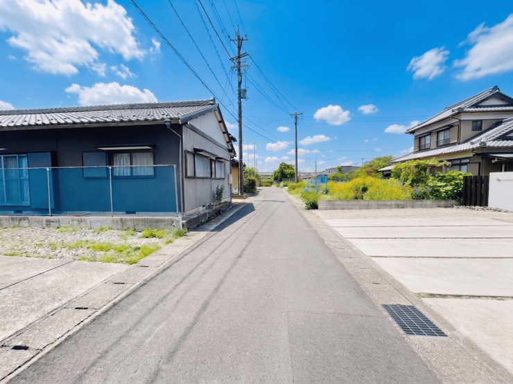 【程よい落ち着きと利便性を兼ね備えた道路幅】
通り抜けの車がスピードを出しにくいため安全性が高く、閑静な住宅街の良さを実感できます。
静かな暮らしとスムーズなカーライフを両立できる良い環境です。