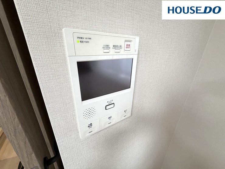 来訪者をTVモニターで確認でき防犯面も安心なTVモニター付インターホン♪玄関と室内に警報音で非常事態を知らせる非常ボタン付☆
