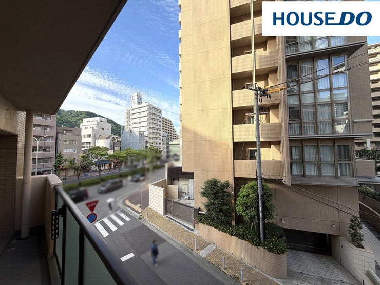 3階バルコニーからの眺望♪遠くに山が望めます☆