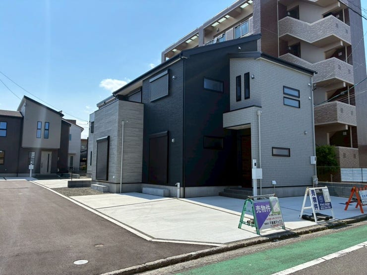 右側からの外観写真になります。前面には複数台の駐車が可能なゆとりあるスペースを確保。青空に映える洗練された佇まいが、街並みに美しく調和します。