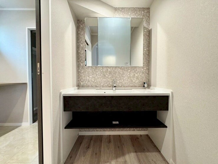 【Washroom】毎朝の準備がスムーズに。広めの洗面台と収納が使いやすい洗面所です。