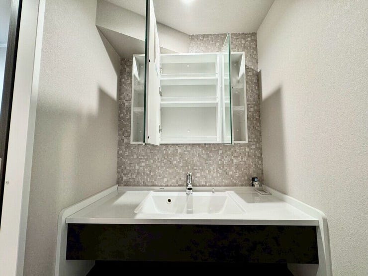 【Washroom】すっきりとしたデザインで、毎日の生活が快適に。収納も豊富な洗面所です。