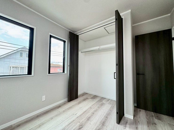 【Bedroom】クローゼット完備で収納力◎。家具の配置もしやすい機能的な洋室です。