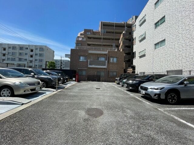 駐車場:敷地にゆとりもあるので駐車が苦手な方でも安心して駐車をしていただけます