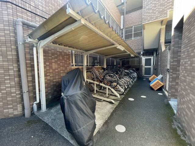 駐輪場・バイク置場:屋根があるため、多少の雨にさらされる心配がありません