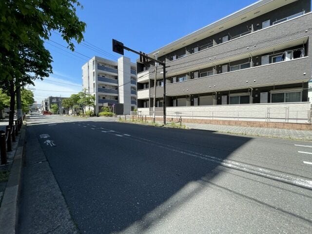 西側前面道路:歩道があるため、ベビーカーや自転車、お子様から高齢者まで安心して通行できます