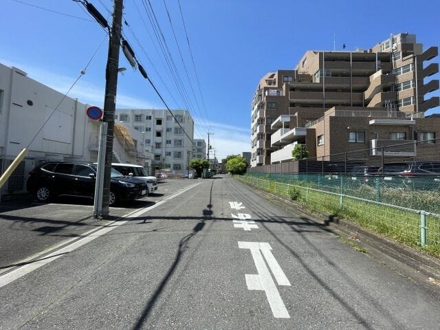 東側前面道路:住宅街に面した道路になります。車はスピードを抑えるので騒音も抑えられます