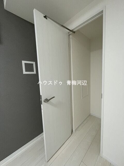 5帖洋室収納:奥行のある収納なので収納グッズを使って空間を有効活用することができます。
