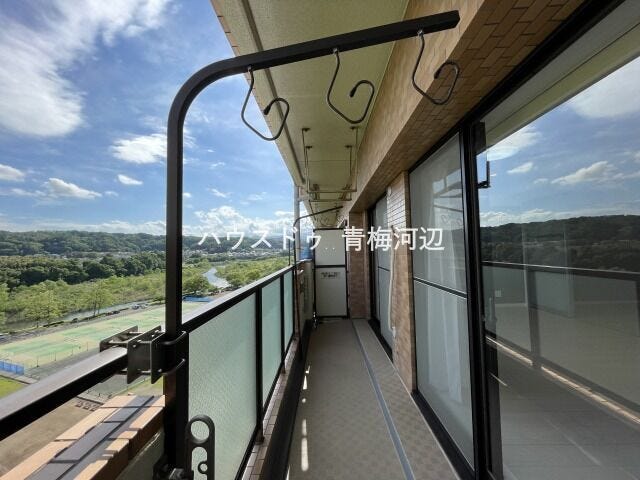 バルコニー:南向きのバルコニーです。天気がいい日はお洗濯もカラっと乾きそうですね。