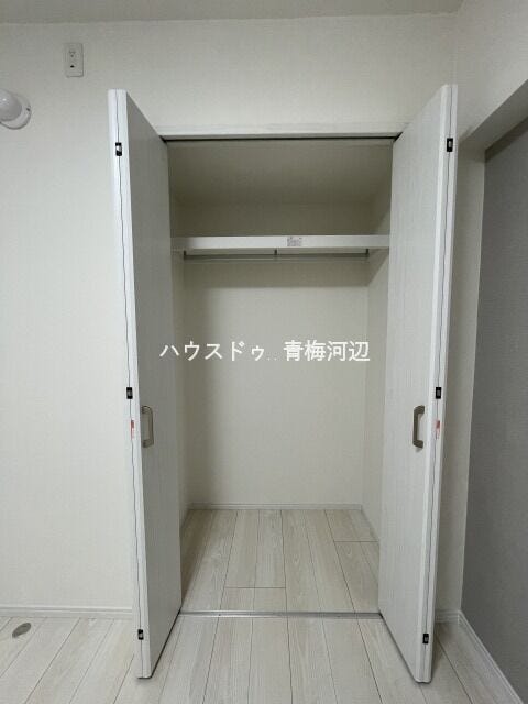 4.5帖洋室収納:パイプハンガーつきなので新たに家具を買わずにすみます。間仕切りがないので湿気がこもりにくくなっています。