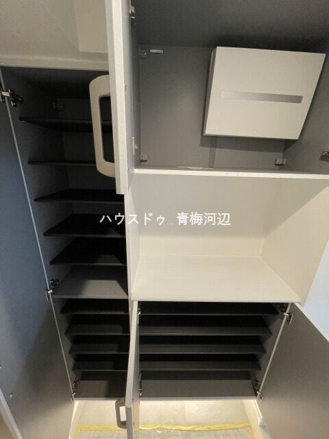 玄関収納:ご家族分の靴をしまうことができます。すっきりと片付いた玄関で気持ちよくご家族をお出迎えすることができます。