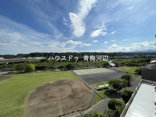 バルコニー眺望:遠くまで眺めを楽しむことのできるバルコニー。ゆっくりと過ぎる時間の流れを感じてリラックスできそうです。