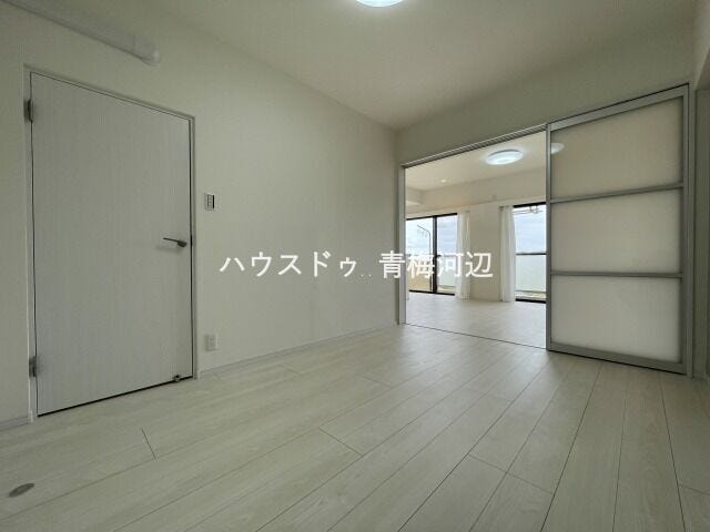 6帖洋室:隣接するリビングとの間仕切りを開けて開放感のある空間にすることもできます。