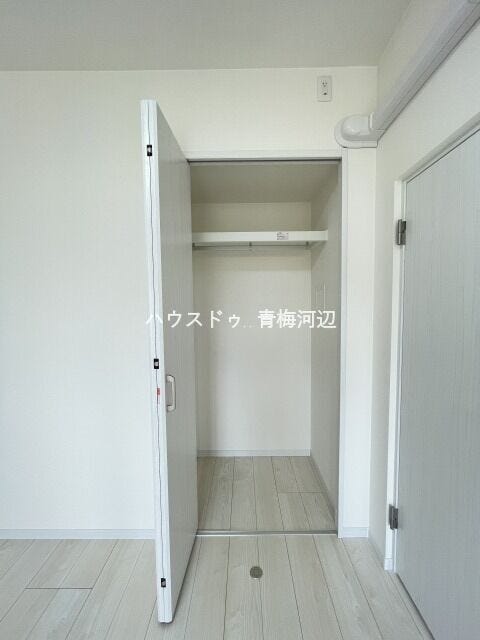 6帖洋室収納:ハンガーパイプや枕棚も標準装備されたクローゼットです。
