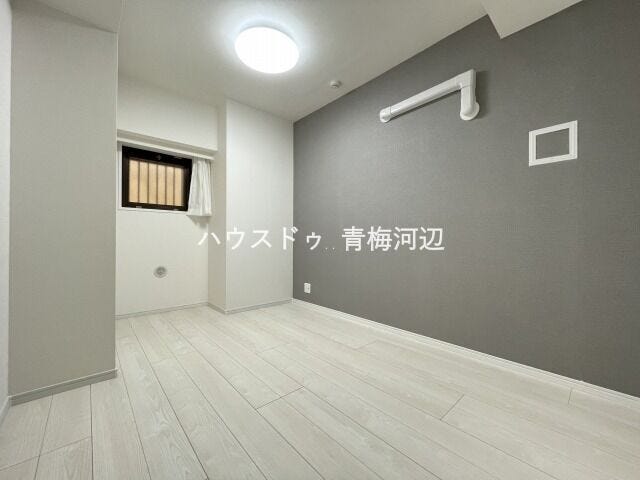 5帖洋室:暗くなりがちな北側のお部屋ですが窓もあるので1日中安定した採光を期待できそうです。