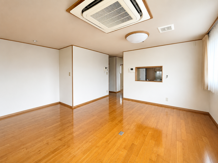 【リビング】大きな窓からは暖かい陽射しが差し込んできます。ソファやテーブルを置いても使いやすい配置で、ご家族そろってゆったりとお寛ぎいただけます。どんな家具を置こうか想像が膨らみます♪