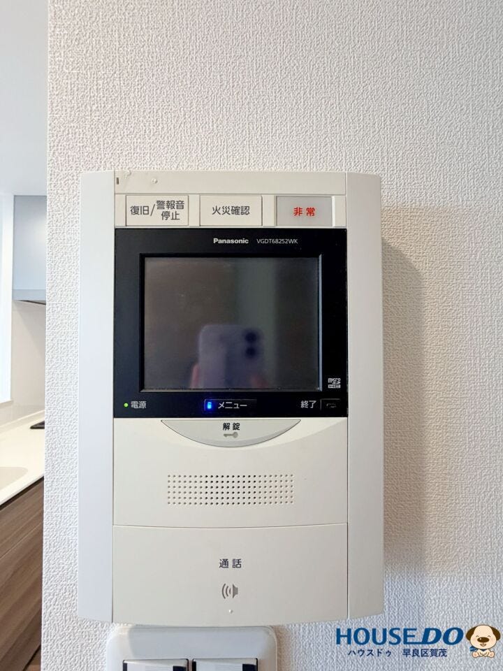 来客者の顔を室内からしっかり確認してから解錠できるため、
防犯面で頼もしい設備です