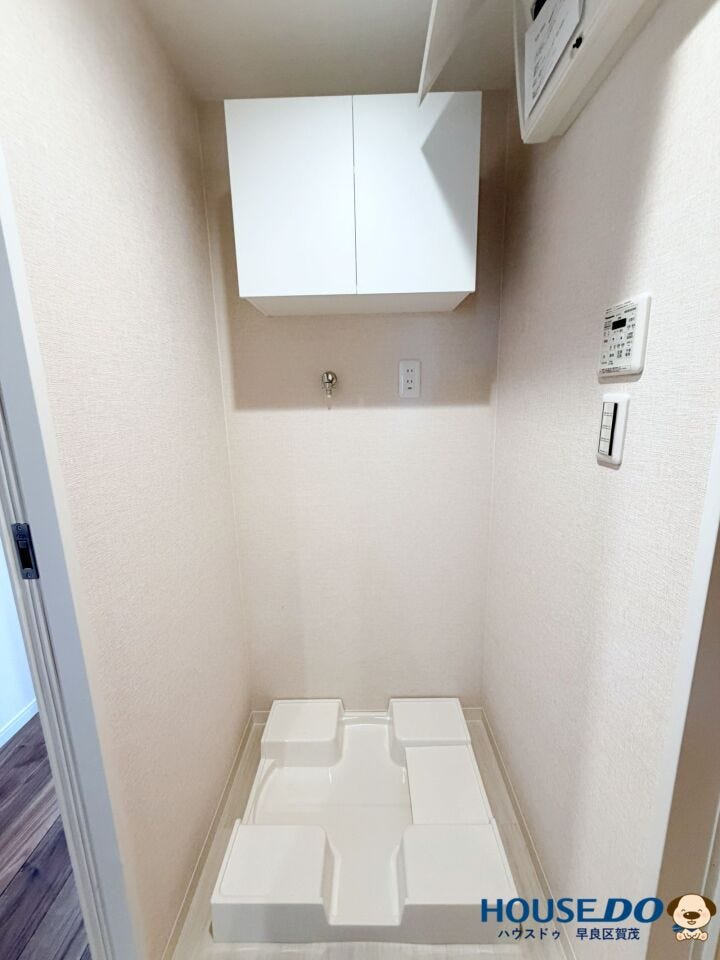 洗濯機置き場には嬉しい収納付き
