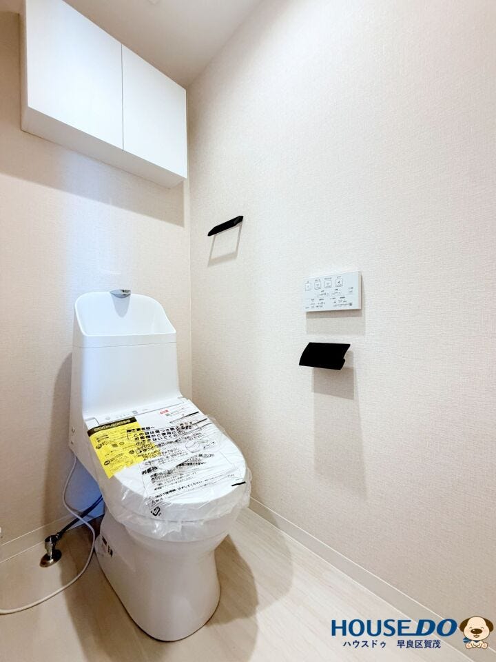 シンプルで清潔感のある白基調のトイレは、
すっきりとした印象の心地よい空間です