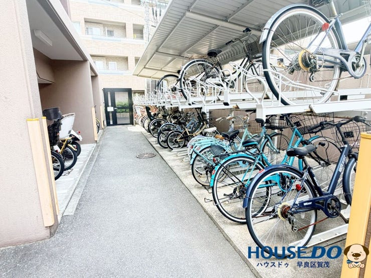 管理が行き届いた清潔感のある駐輪場。
ご家族分の自転車も停めやすい安心のスペースです
