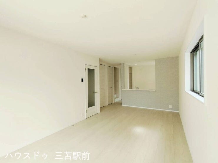 《リビング》2面の採光で明るく風通しのいい物件です