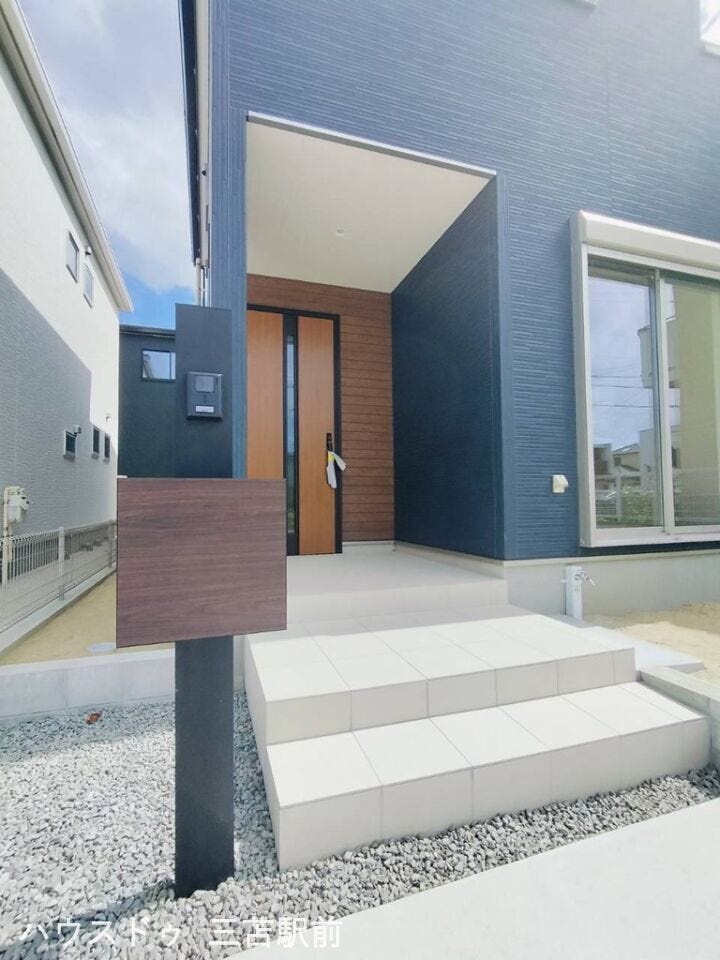 《ポスト》外観にマッチしたすっきりとした独立ポスト