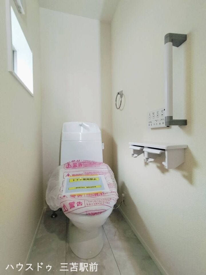 《1Fトイレ》窓もあり日中も明るいトイレです