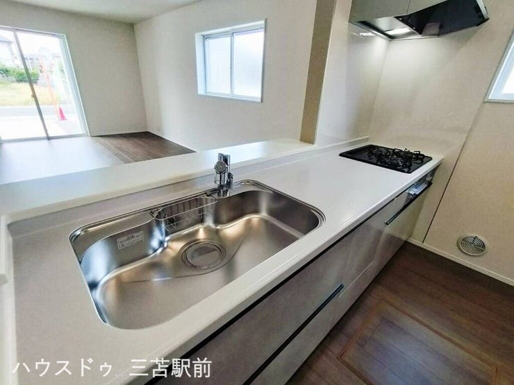 《キッチン》照明がしっかり配置されており、手元が明るく作業しやすい環境になっています